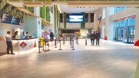 新北市影城受新冠肺炎影響,連周末假日都相當冷清,民眾寧可在家看電影,也不願到影城觀影。圖/記者張睿廷攝影