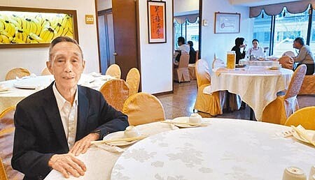 高雄知名、老字號的江浙菜餐廳祥鈺樓老闆朱金鴻。(劉宥廷攝)
