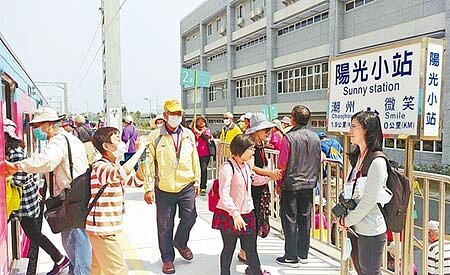 慶祝台鐵潮州車站100周年,潮州鎮公所與台鐵合辦「2020風潮映像─潮集陽光百歲驛站」活動,邀375名鄉親搭乘專車,到位於潮州車輛基地的神祕車站「陽光小站」。(潘建志攝)