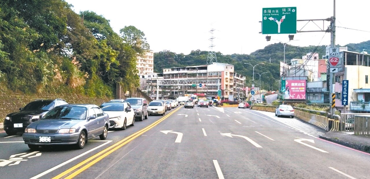 公路總局拆除基金二路中央分隔島,拓寬成3線道,有效減少回堵狀況發生。記者邱瑞杰/攝影