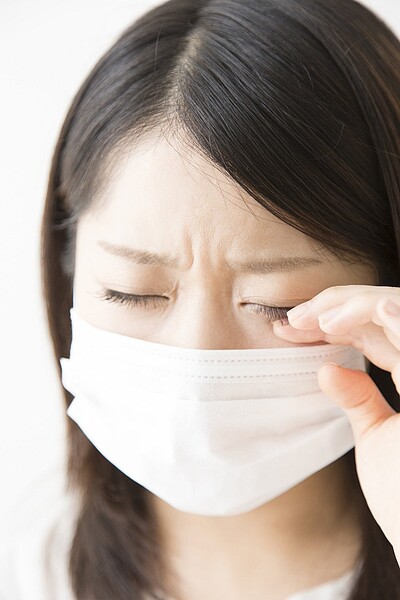 摸東摸西後,挖鼻孔、揉眼睛容易招惹病毒與細菌。圖/123RF