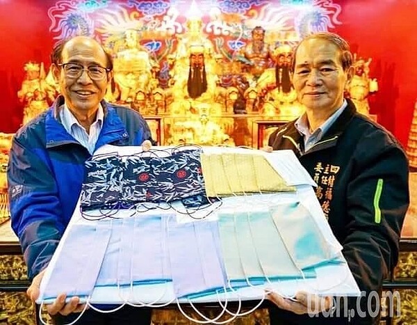 宜蘭四結福德廟贈送防疫口罩,吸引大批民眾排隊「擲筊求罩」,擲出聖筊者可獲贈兩用口罩。圖/福德廟提供