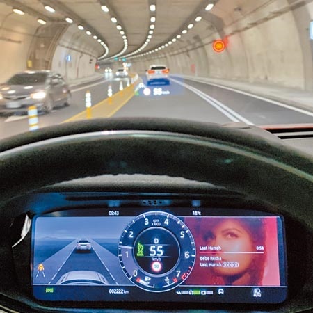 善用車距維持定速系統可減輕駕駛者在長隧道的負擔，圖為Range Rover Evoque P250 R-DYNAMIC SE的數位儀表。（陳大任攝）