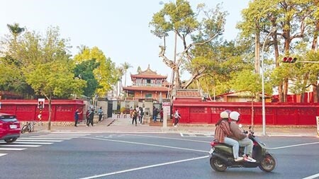 台南市古蹟赤崁樓周遭觀光客減少。圖/程炳璋攝