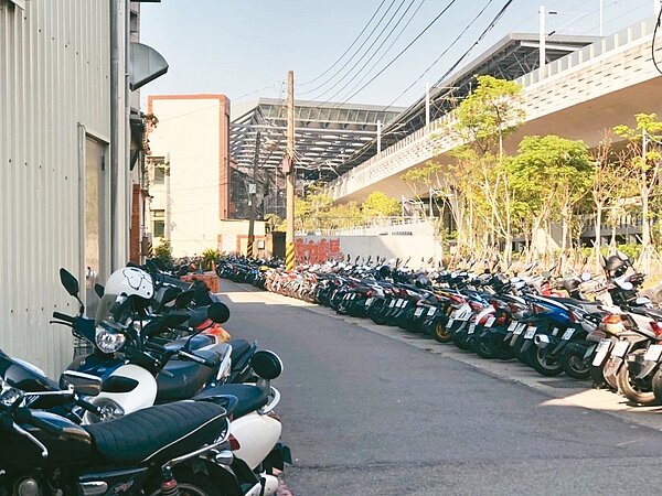 豐原火車站附近違規停車很嚴重,假日站旁的大街小巷更是車滿為患。記者陳秋雲/攝影