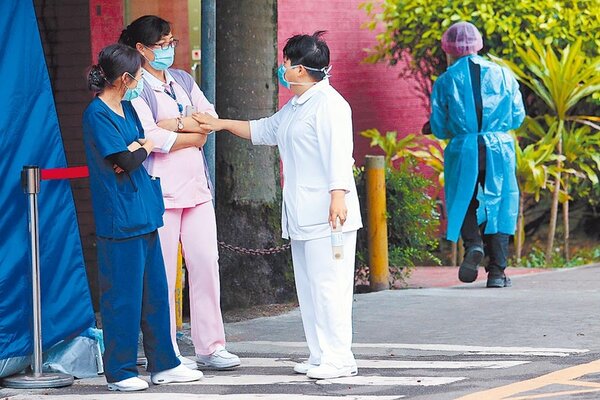 衛福部疾管署昨天公開前26例資訊顯示，目前台北市確診者共7人，是全台最多。圖為醫護人員。（黃世麒攝）