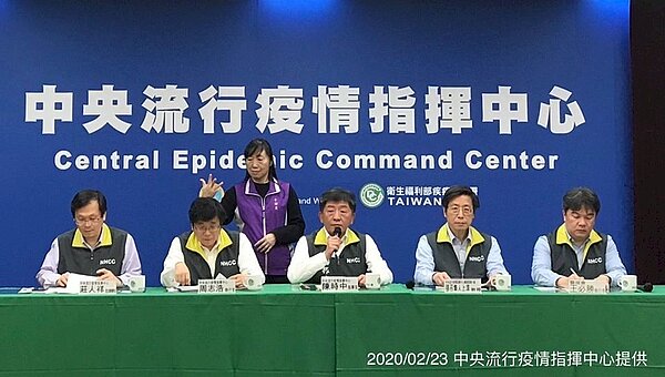 中央流行疫情指揮中心23日表示已與22縣市政府討論，共同推動「地方政府居家檢疫及居家隔離關懷服務計畫」，預計3月1日上路。(江昭倫攝)