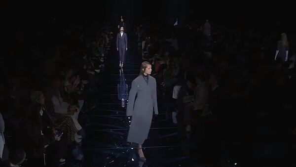 米蘭時裝周也遭到池魚之殃，時尚大師亞曼尼（Giorgio Armani）透過發言人表示，基於安全考量，23日的發表會不對外開放，而以直播代替。圖／截自YouTube《Macheene Macheene》