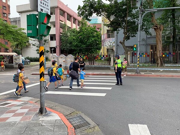 25日就要開學,為避免造成交通衝擊,台北市交通警察大隊將於當天計增派交通疏導崗位105處。圖/台北市交通警察大隊提供