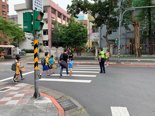 25日就要開學，為避免造成交通衝擊，台北市交通警察大隊將於當天計增派交通疏導崗位105處。圖／台北市交通警察大隊提供