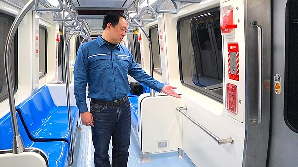 北捷文湖線試辦電聯車改內裝 。圖/台北捷運提供