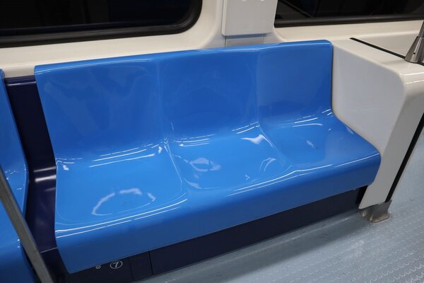 北捷文湖線試辦電聯車改內裝，座椅將原先雙人座改為三人座 。圖／台北捷運提供