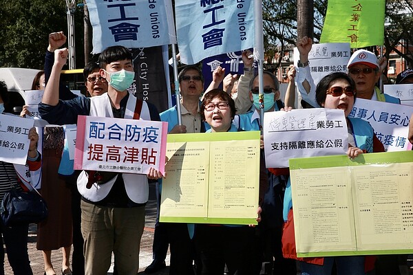 台北市聯醫工會與台北市產業總工會上午前往立法院抗議，要求政黨協商「嚴重特殊傳染性肺炎防治及舒困振興特別條例」，應比照SARS 受隔離者應給公假（工資）。在條文應明訂受居家或集中檢疫、隔離、治療之期間，雇主必須給付全額薪資，雇主之損失另由國家於特別預算給予補償。 記者黃義書／攝影