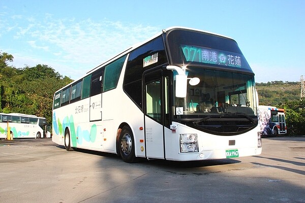 因應228連假大台北與宜蘭間返鄉、出遊人車潮,首都客運與台北客運的北宜、北花國道路線,從2月27日周四到3月1日周日,祭出全票82到85折不等的優惠。圖/客運業者提供