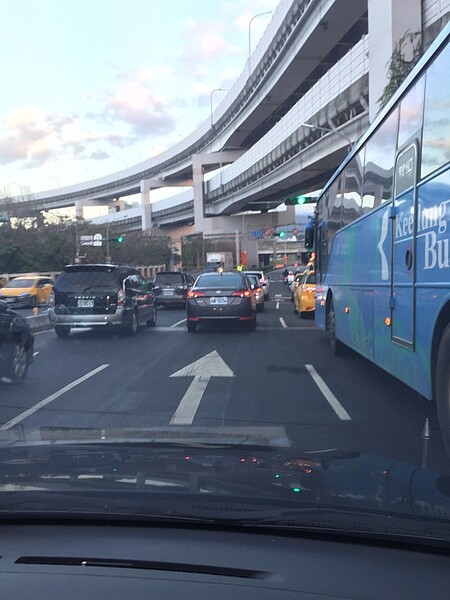 中油公司21日晚上啟動成功路二段石潭路到安康路口區段換管工程,並封閉北向2車道、南向調撥1車道;因應封路後今天(24日)逢上班首日、明天開學影響交通,北向車道白天改只封閉1車道。圖/北市產業局提供