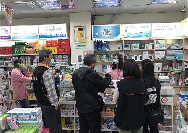 北市府與法務部調查局等單位,本月擴大調查藥局、藥妝店、網路平台,是否涉嫌囤積醫療用口罩、酒精等防疫物資,或哄抬價格。圖/北市法務局提供