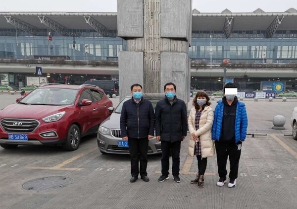 血友病少年小宇（右一）和母親馬姓婦人（右二），24日上午抵達成都機場，與四川台辦合照。圖/簡俊男提供