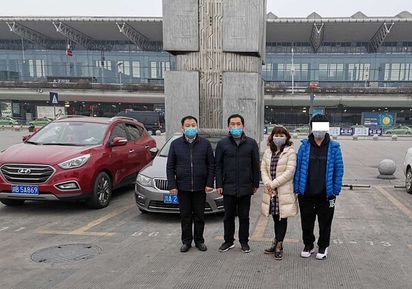 血友病少年小宇(右一)和母親馬姓婦人(右二),24日上午抵達成都機場,與四川台辦合照。圖/簡俊男提供