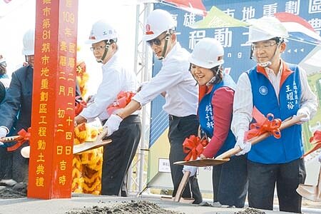 
高雄市長韓國瑜（右三）24日出席大寮區第81期市地重劃區動土典禮，預告這塊鄰近捷運站的土地將成為北大寮地區高品質居住核心。（林宏聰攝）
 