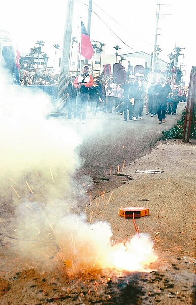 宮廟舉辦活動,信徒多會燃放鞭炮、煙火增加熱鬧度,但若台中市爆竹煙火施放管制自治條例修正案通過,就要注意施放時間。 圖/聯合報系資料照片