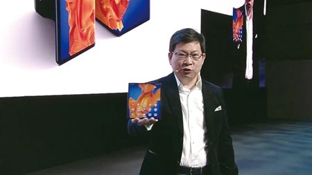華為消費者業務執行長余承東在線上發表會上展示新款折疊手機Mate Xs。圖／截自發表會