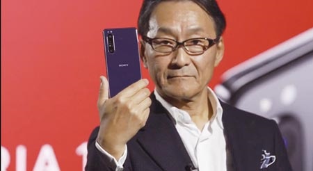 索尼行動總裁岸田光哉（Mitsuya Kishida）在線上發表會展示索尼首款5G旗艦機Xperia 1 II。圖／截自發表會