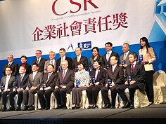 永慶董事長孫慶餘奪得第九屆《遠見雜誌》企業社會責任獎的社區社群關懷組楷模獎。