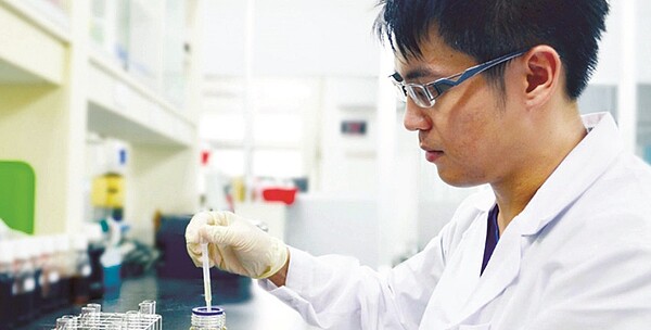聯亞生技集團攜手UBI (美國聯合生物醫學公司)24日宣布,已開發合成為抗原的血液診斷試劑、高精準設計型疫苗,3月中即可取得含免疫血清,未來將可對抗新冠病毒。圖/中時報系資料照