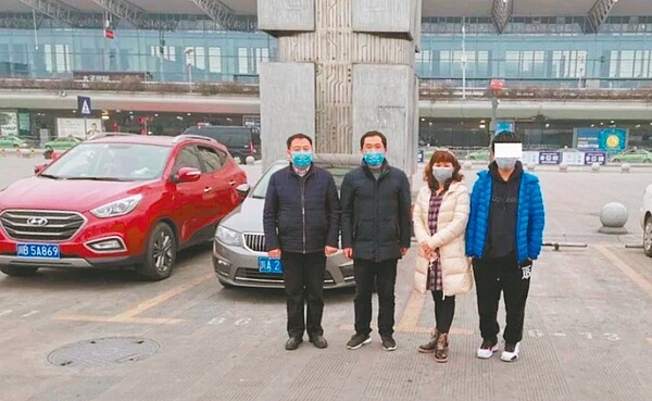 血友病少年小宇(右一)和母親(右二)昨晚從成都搭機返台。 圖/簡俊男提供
