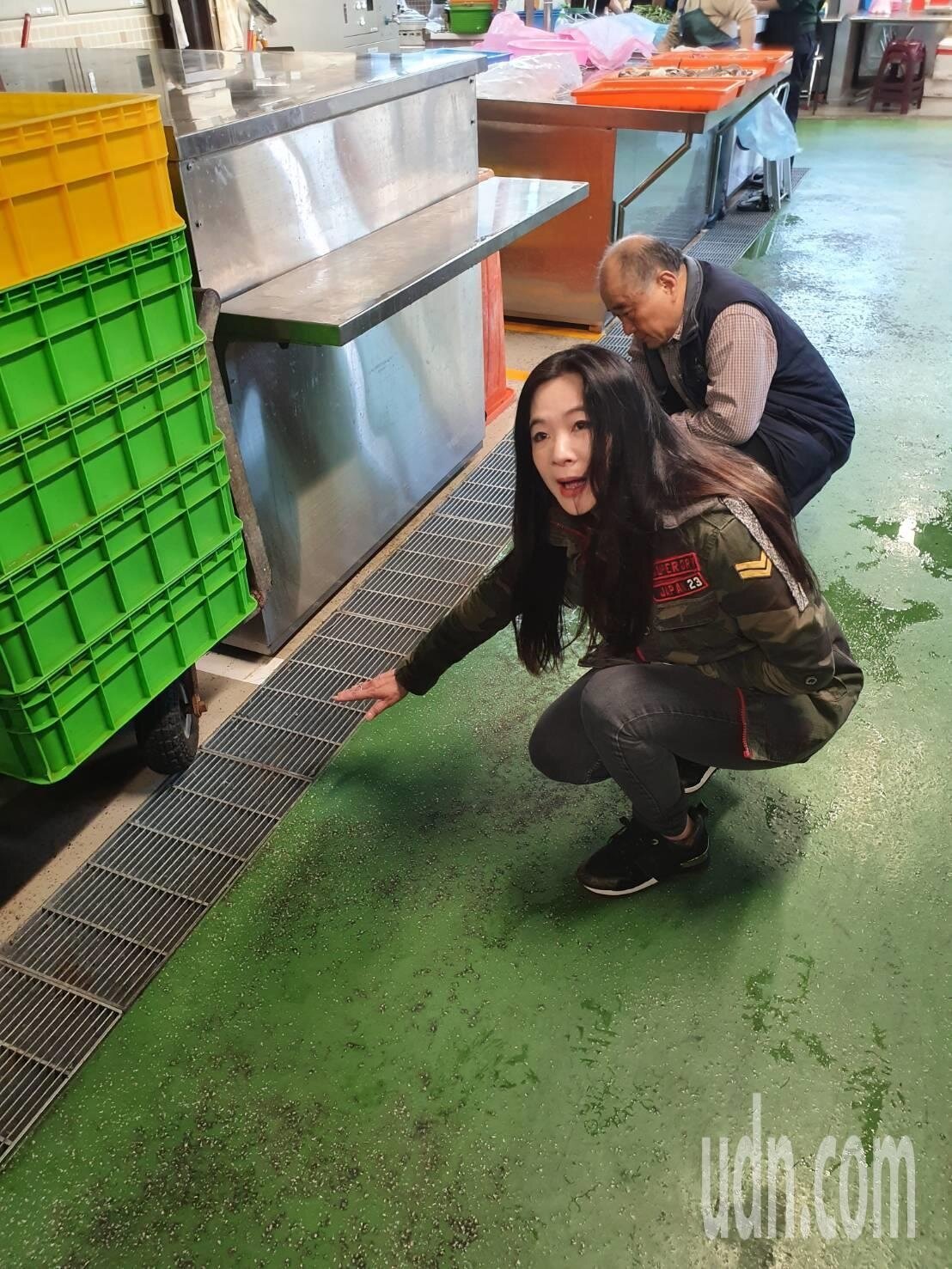 台北市環南市場中繼市場2月12日開始試營運，台北市議員應曉薇發現，試營運才十多天，因防滑、排水設計不佳，中繼市場成為滑壘場，攤商抱怨連連。記者楊正海／攝影