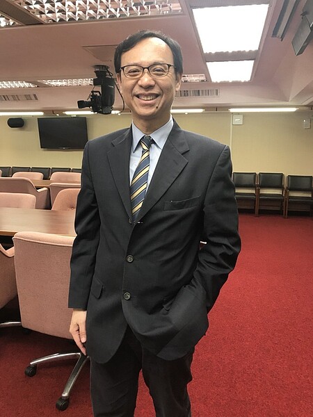 衛福部醫事司長石崇良表示,25日下午將召集醫療體系管理人員,優先匡列防疫期間必要人力。圖/聯合報系資料照