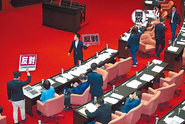 立法院25日院會處理防疫特別條例,針對未達成共識的條文進行表決。(姚志平攝)