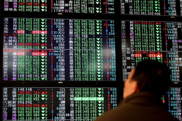 美股連兩天重挫,台股空方力道加劇,26日開盤後指數一度大跌逾百點,回測半年線及11,400整數關卡。 聯合報系資料照/記者余承翰攝影