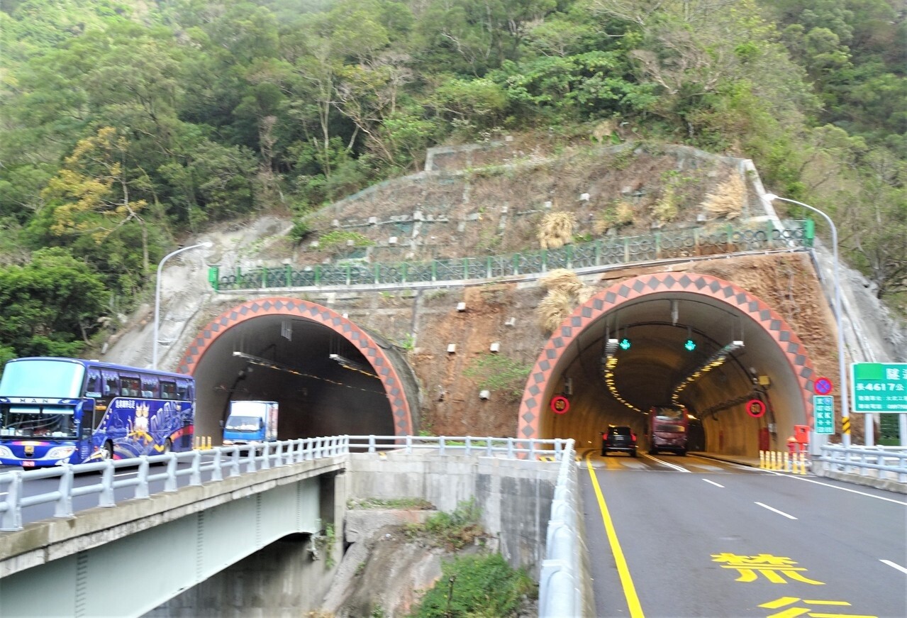 	橫跨台東縣達仁鄉和屏東縣獅子鄉的南迴改新隧道名稱，2鄉對命名各有堅持，日前開會達成折衷協議，雙方同意屏東端為草埔隧道，台東端為森永隧道，公路總局的官方名稱為草埔森永隧道。記者潘欣中／攝影