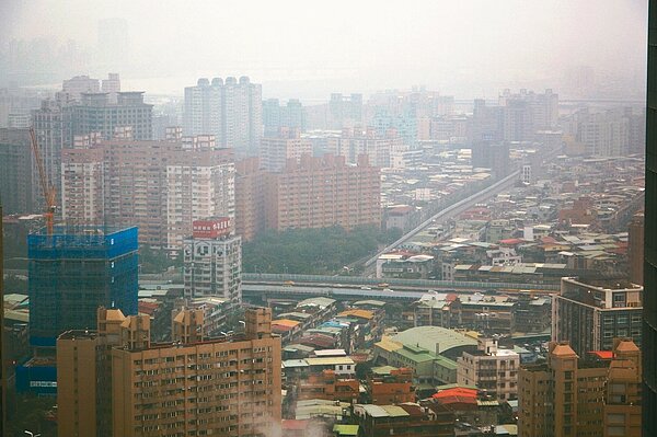 新北市連日空氣品質差,部分民眾出現身體不適情況。 記者施鴻基/攝影