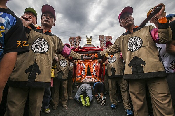 鎮瀾宮媽祖遶境進香活動跨越台中市、彰化縣、雲林縣與嘉義縣等，每年吸引百萬信徒參加，號稱商機數十億元，是台灣年度宗教盛事。圖/本報系資料照片 