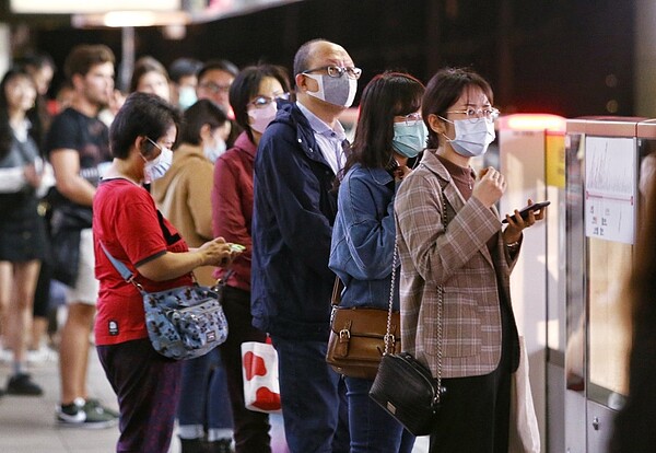疾管署防疫醫師林詠青表示,上周門急診類流感就診5萬2135人次,較前一周下降14.7%,創下近5年單周最低。記者曾原信/攝影