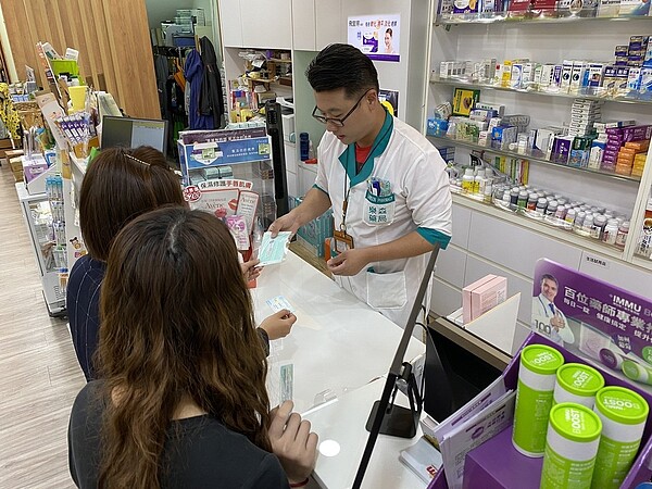 口罩實名制規定一改再改,對基層藥局藥師來說是大考驗。圖/台南市藥師公會提供