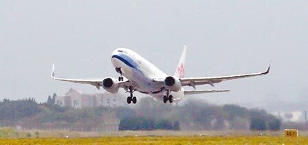 新冠肺炎疫情重挫航空業,華航另闢戰場全力搶攻「宅經濟」,宣布將旗下華航eMALL、華航哩享購兩個電商平台正式整併,3月起將只保留eMALL,要發揮「1加1大於2」的效果,集中資源衝高電商平台的接單金額。(本報資料照片)