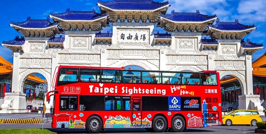 新冠肺炎疫情讓雙層觀光巴士載嘸人,業者損失慘重,建請政府開放跨區經營渡難關。圖/業者提供