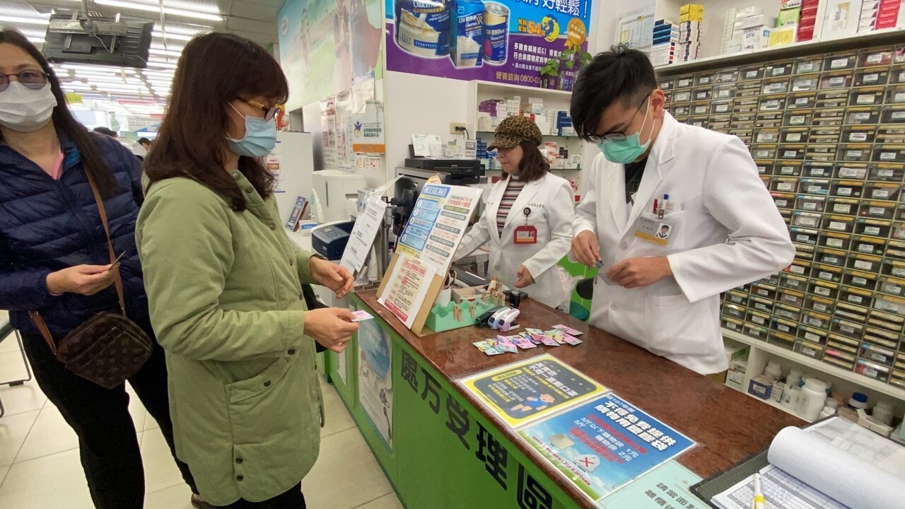 民眾排隊買口罩情況。報系資料照