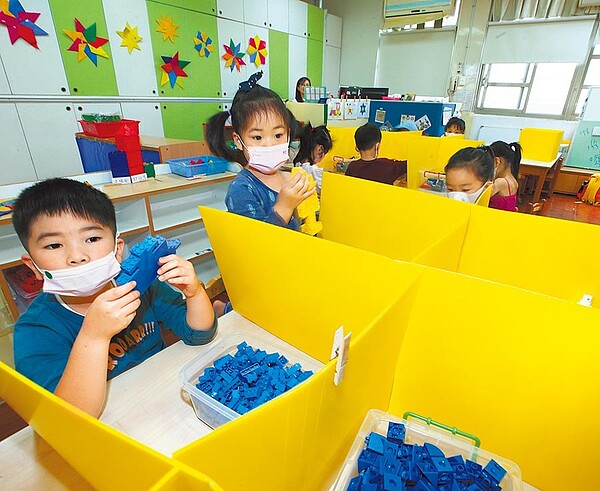 因應新冠肺炎疫情,台北市大佳國小附屬幼兒園教室使用隔板,全面性防堵疫情發生。(陳怡誠攝)