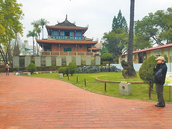 向防疫人員致敬!台南市政府宣布228起3天連假,全台醫療院所、藥劑師、衛福部所屬機關、衛生局(所)工作人員,憑證明文件免費暢遊台南11處知名景點,圖為赤崁樓。(曹婷婷攝)