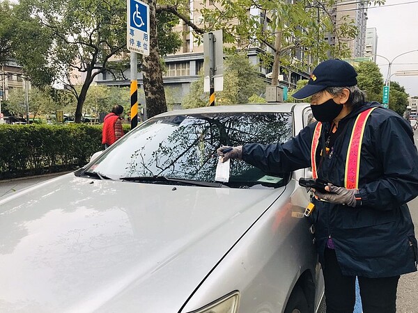 開單員PDA設備會自動比對車號,經比對屬綁定行動支付APP的車輛,通知單上第一段條碼處即改印製「本車號綁定APP,請使用APP線上繳納停車費,此單無法至超商繳費」。圖/新北交通局提供