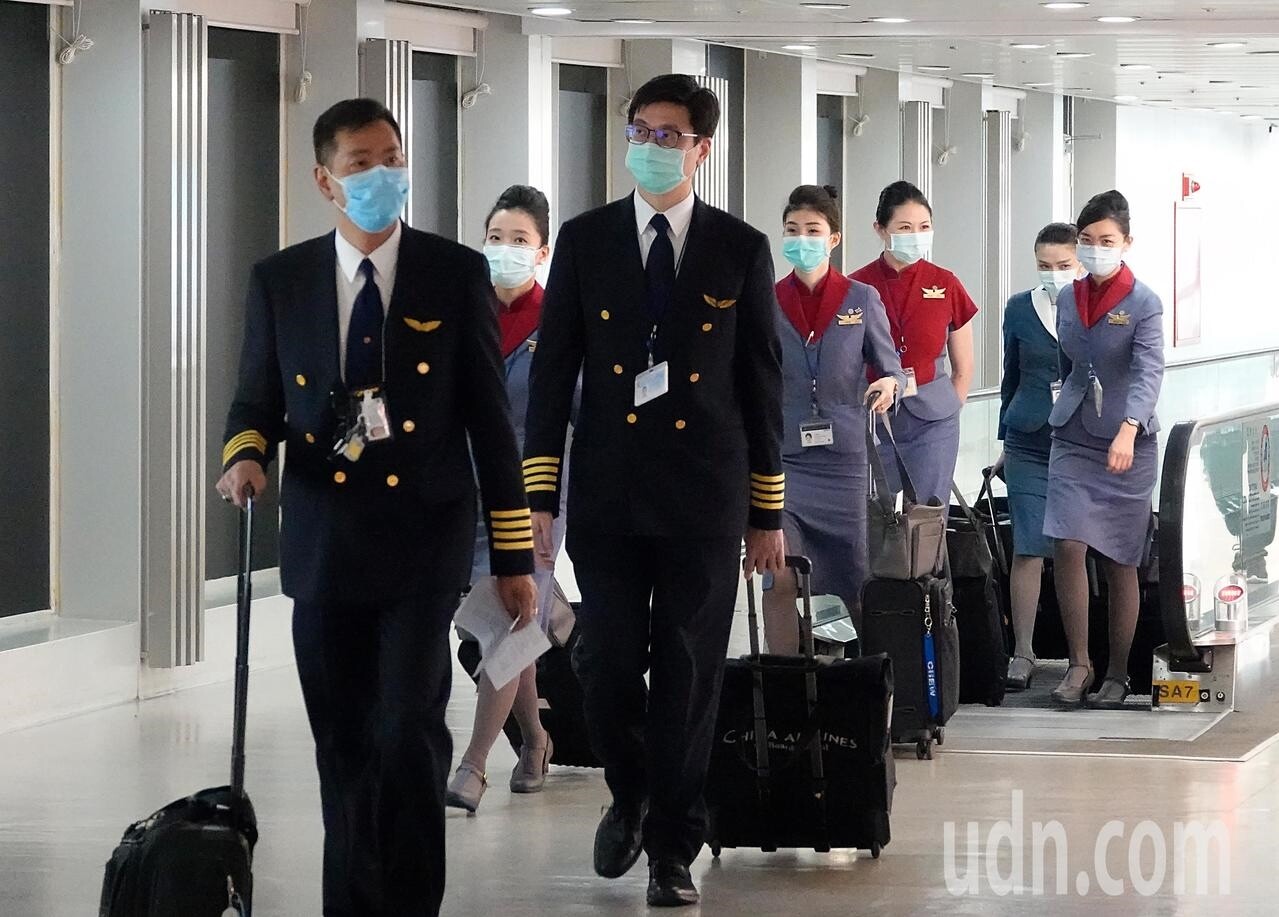 由於韓國旅遊警示提升至第三級,今日起所有自韓國入境的旅客都要填寫「入境健康聲明暨居家檢疫通知書」,並配合在家居家檢疫14天,下午第一架班機由韓國飛抵桃園機場,機上的機組員都戴上口罩。記者鄭超文/攝影