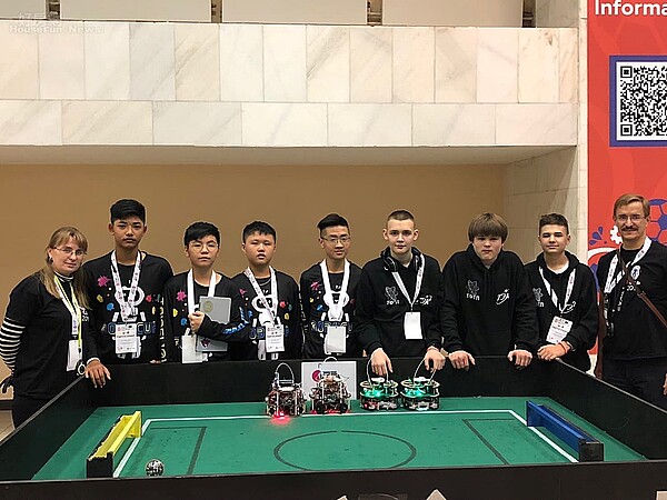 有一群台灣孩子，參加在莫斯科舉辦的亞太區機器人大賽（RoboCup Asia-Pacific 2019），完成他們生平第一次的史普尼克，在輸當中獲取寶貴的學習態度與經驗！
