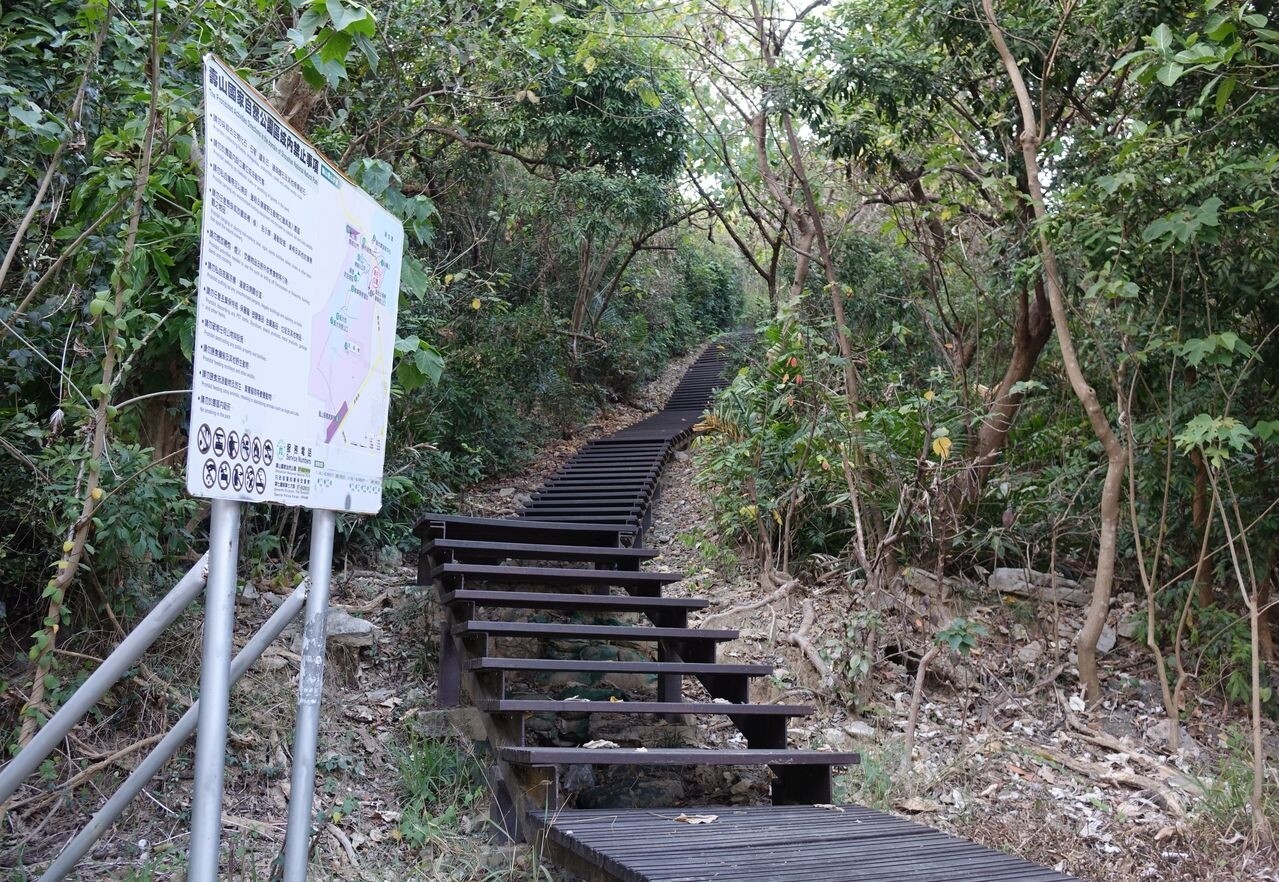 高雄市左營大龜山木棧道方便民眾登山觀景。記者楊濡嘉／攝影