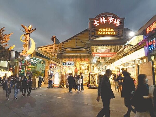 新冠肺炎疫情使得外籍觀光客不來、本地觀光客也減少,台北市士林夜市來客數與去年同期相比,居然下降44%。圖/譚宇哲攝
