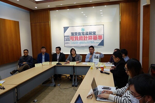 民間團體要求落實住宅法,速訂「可負擔計算基準」。圖/住盟提供