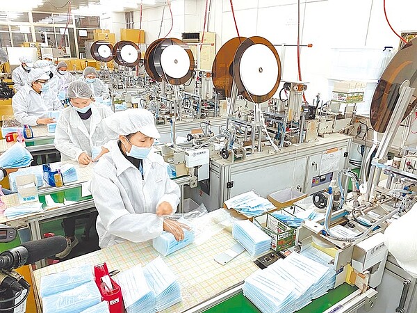 桃園市龜山區易廷口罩工廠原日產22萬片口罩,配得2條產線2月底交機後,日總產能提高到40萬片。(本報資料造片)